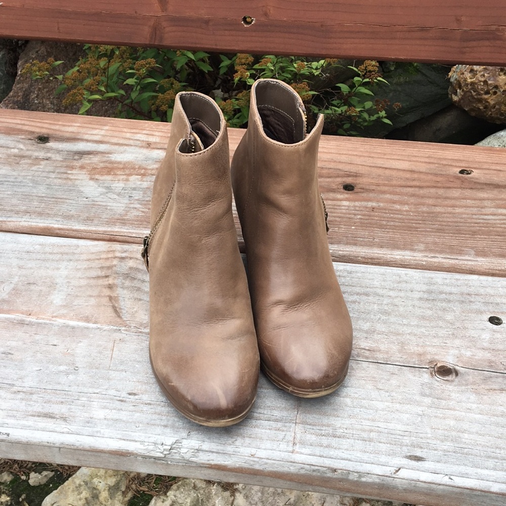 Camel booties